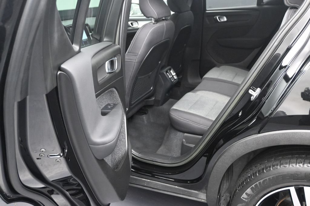 Used 2023 Volvo XC40 B4 Core FWD image 13
