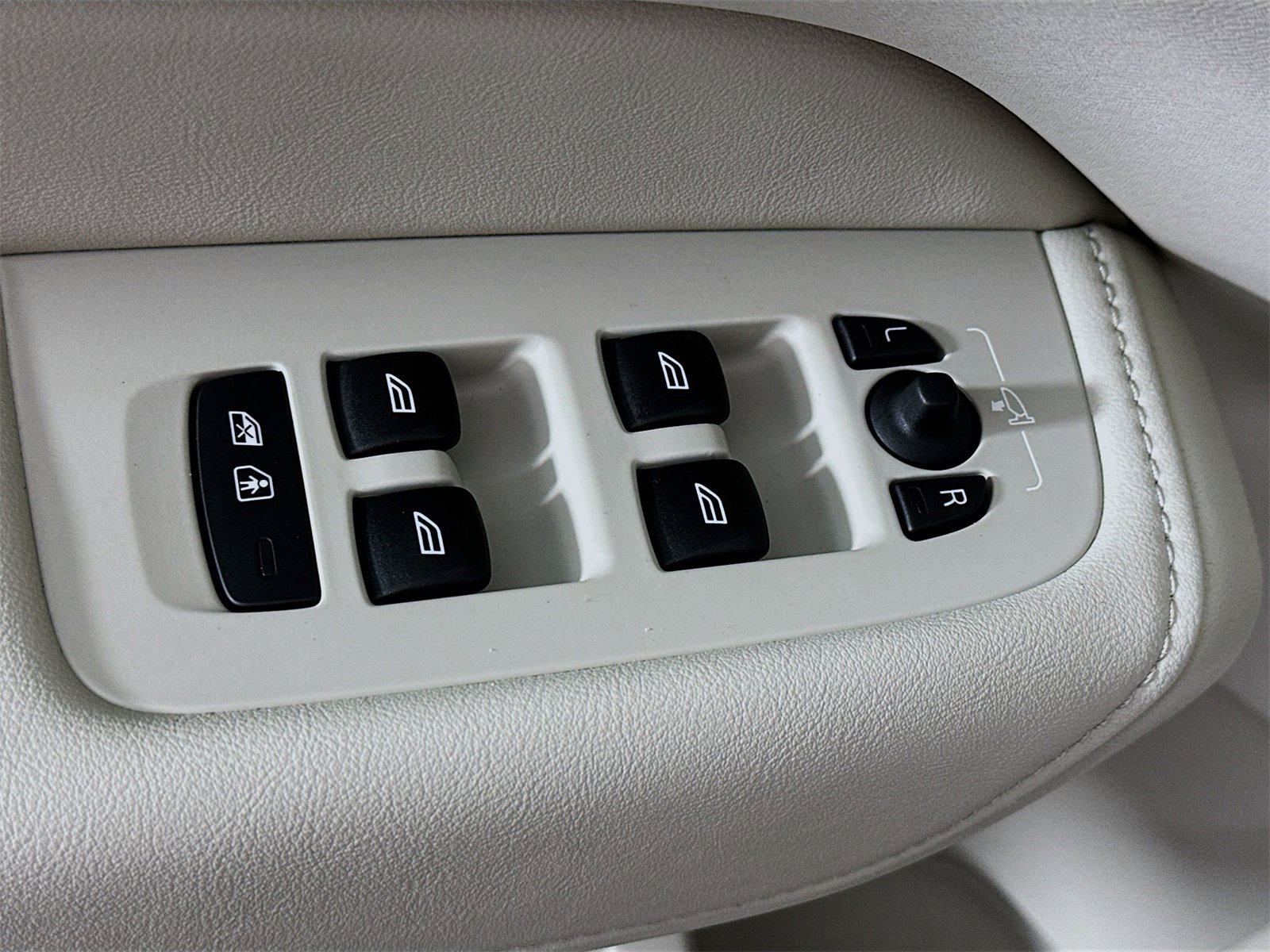 Used 2023 Volvo XC60 B6 Ultimate w/ Protection Package Premier image 17