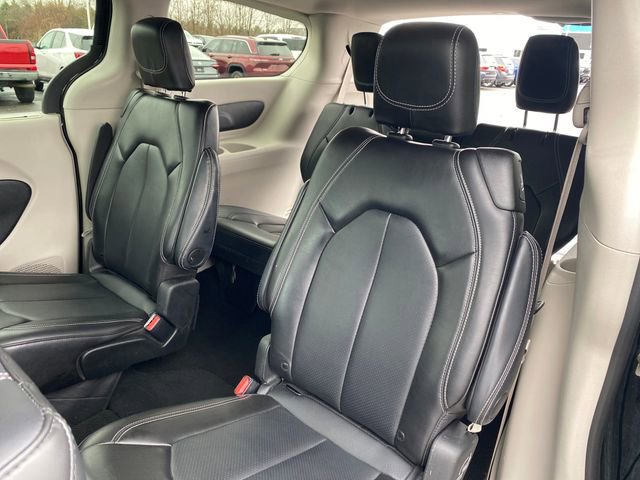 Used 2024 Chrysler Pacifica Touring-L FWD image 16