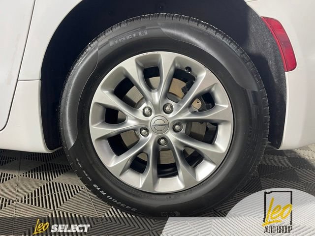 Used 2024 Chrysler Pacifica Touring-L AWD/4WD image 34