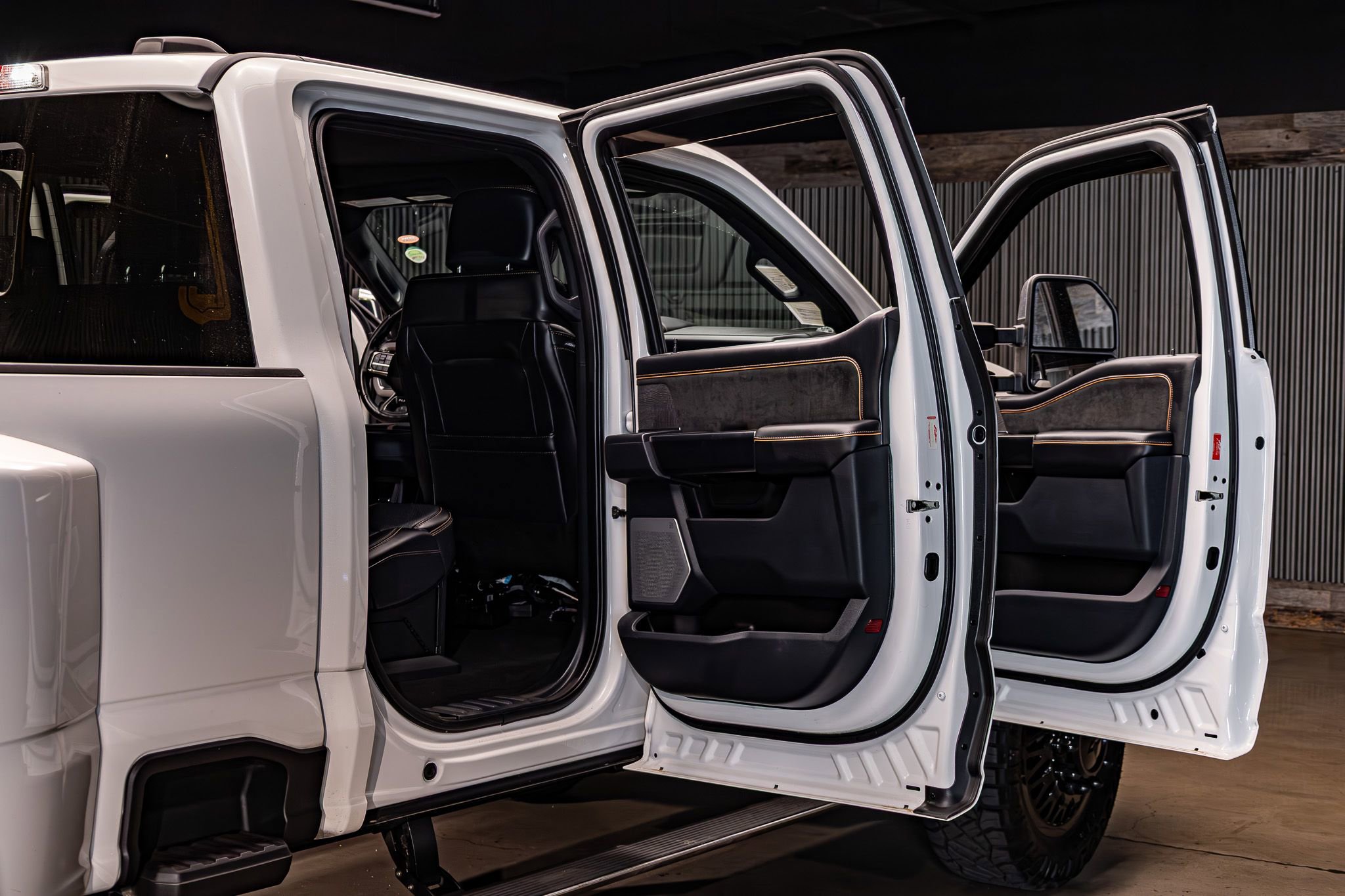 Used 2023 Ford F450 Platinum w/ FX4 Off-Road Package image 30