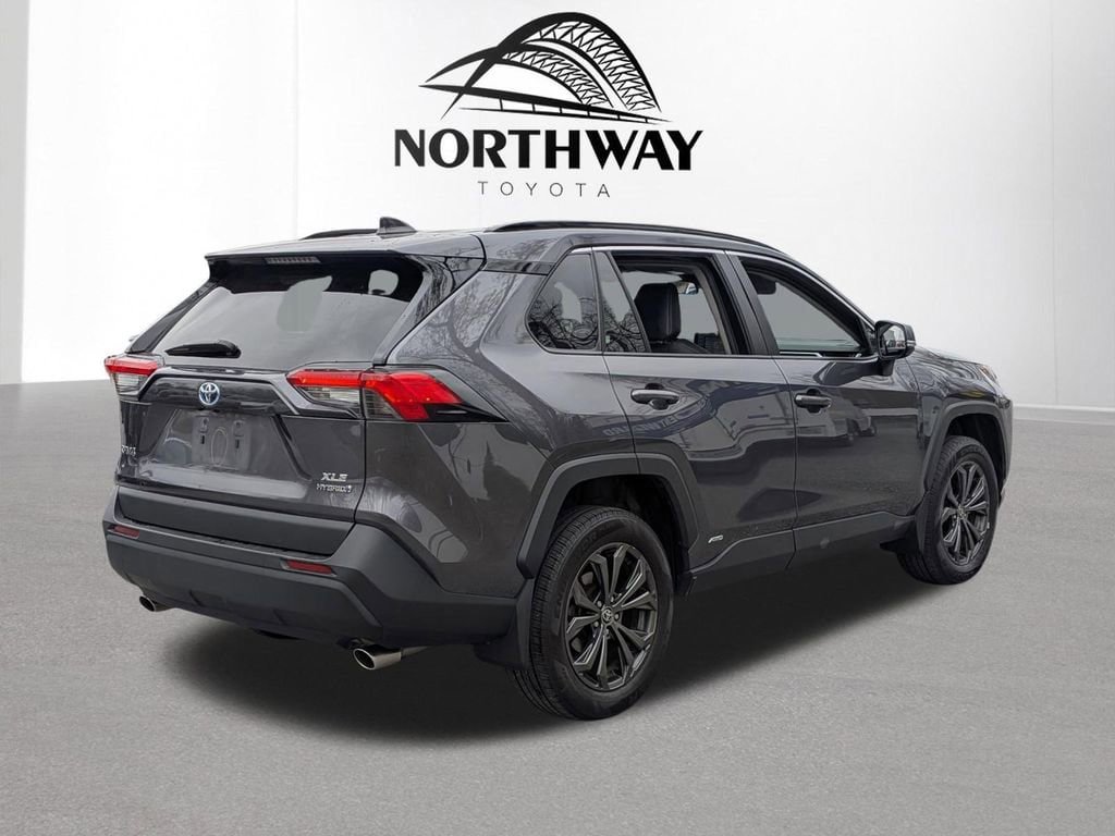 Used 2022 Toyota RAV4 XLE Premium AWD/4WD image 4