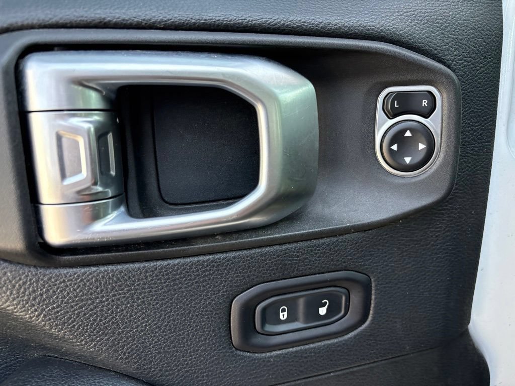 Used 2018 Jeep Wrangler Unlimited Sahara w/ Uconnect 4C Nav & Sound Group AWD/4WD image 10