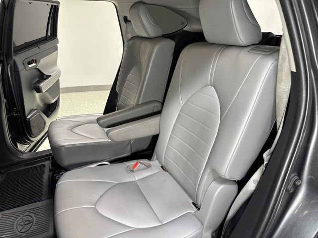 Used 2022 Toyota Highlander XLE AWD/4WD image 2