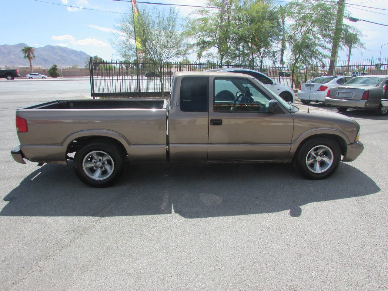 Used 2003 GMC Sonoma SLS w/ SLS Preferred Equipment Group image 2