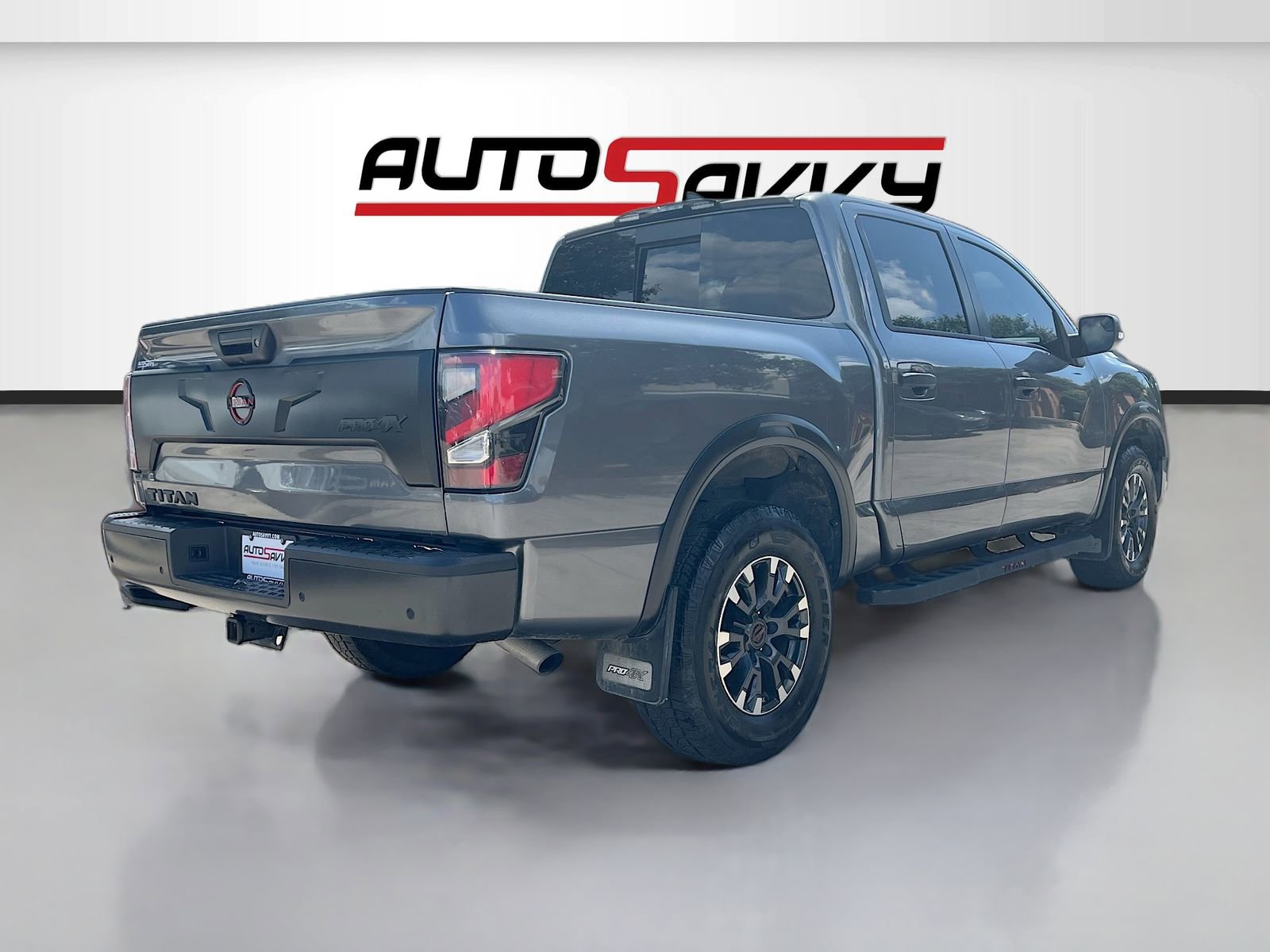 Used 2024 Nissan Titan PRO-4X w/ Pro-4x Convenience Package image 7