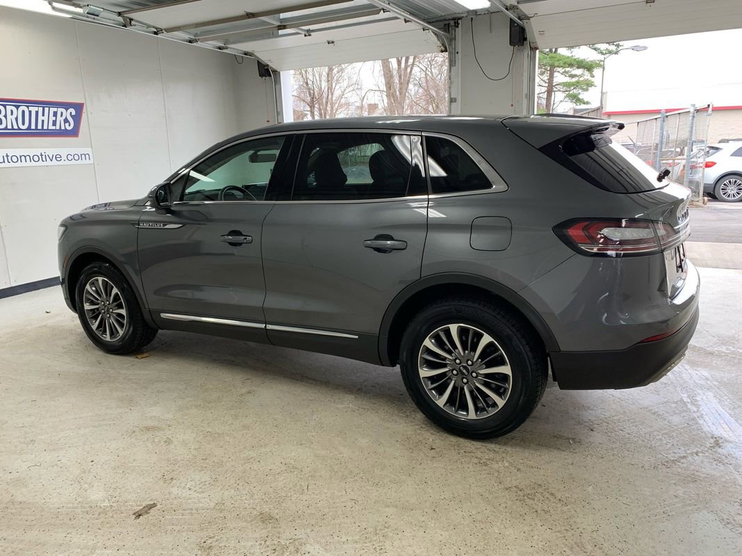 Used 2023 Lincoln Nautilus AWD image 3