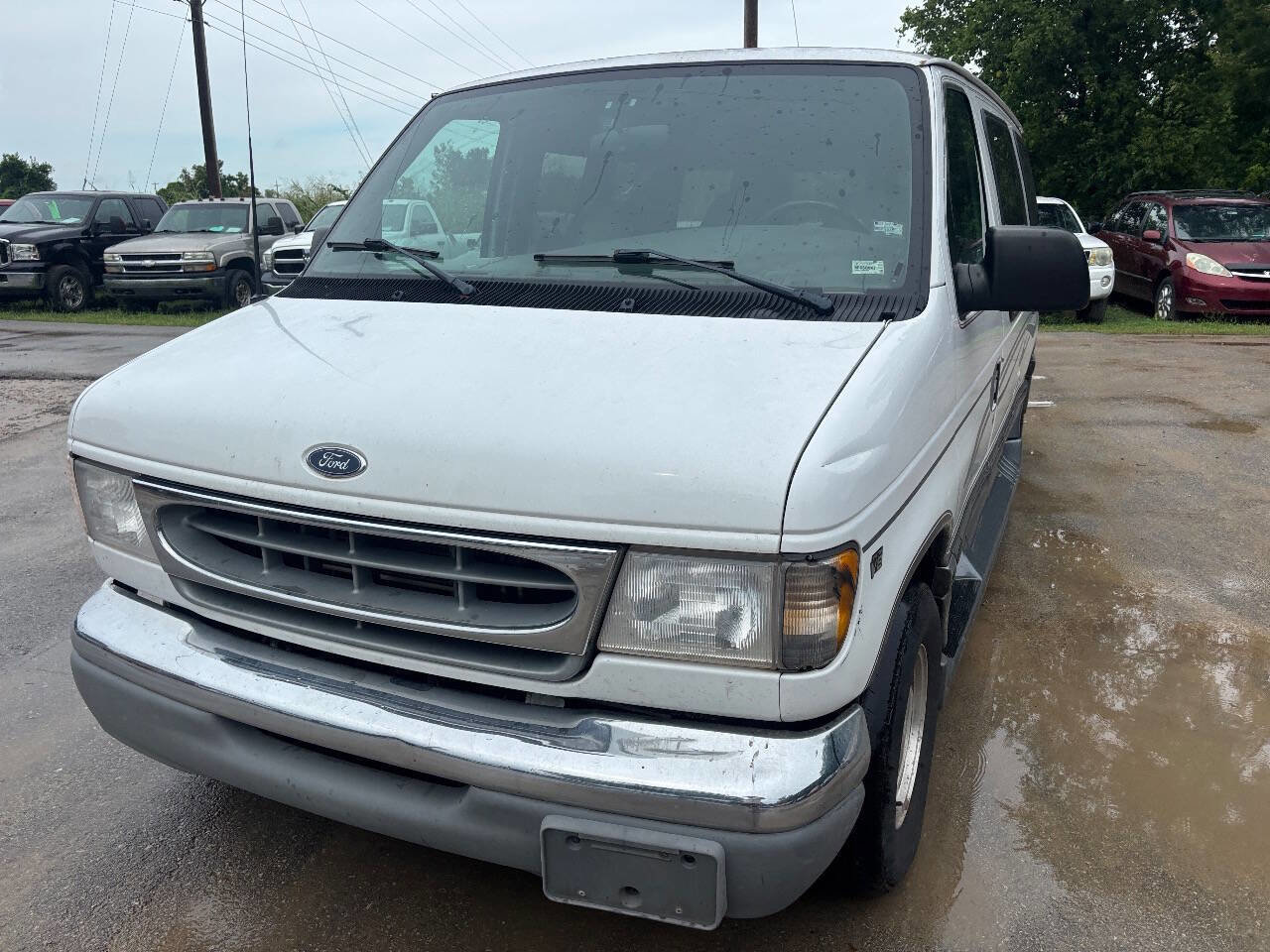 Used 2000 Ford E-150 and Econoline 150 image 2