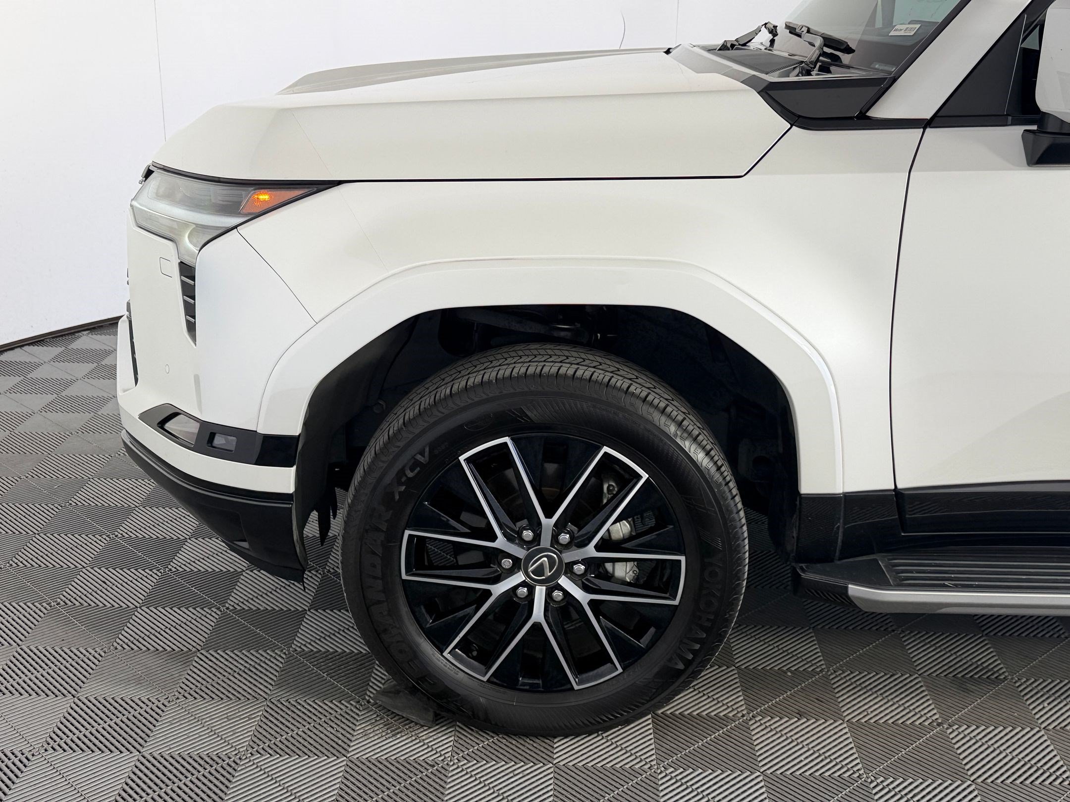 Used 2024 Lexus GX 550 w/ Accessory Package (Z1) AWD/4WD image 11