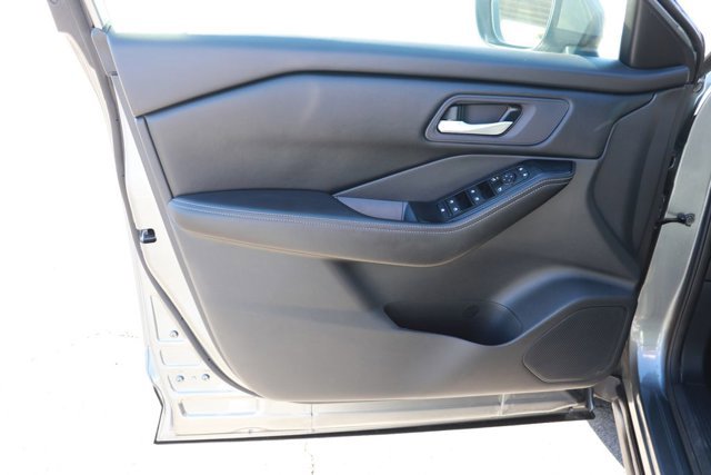 Used 2024 Nissan Rogue SV image 8