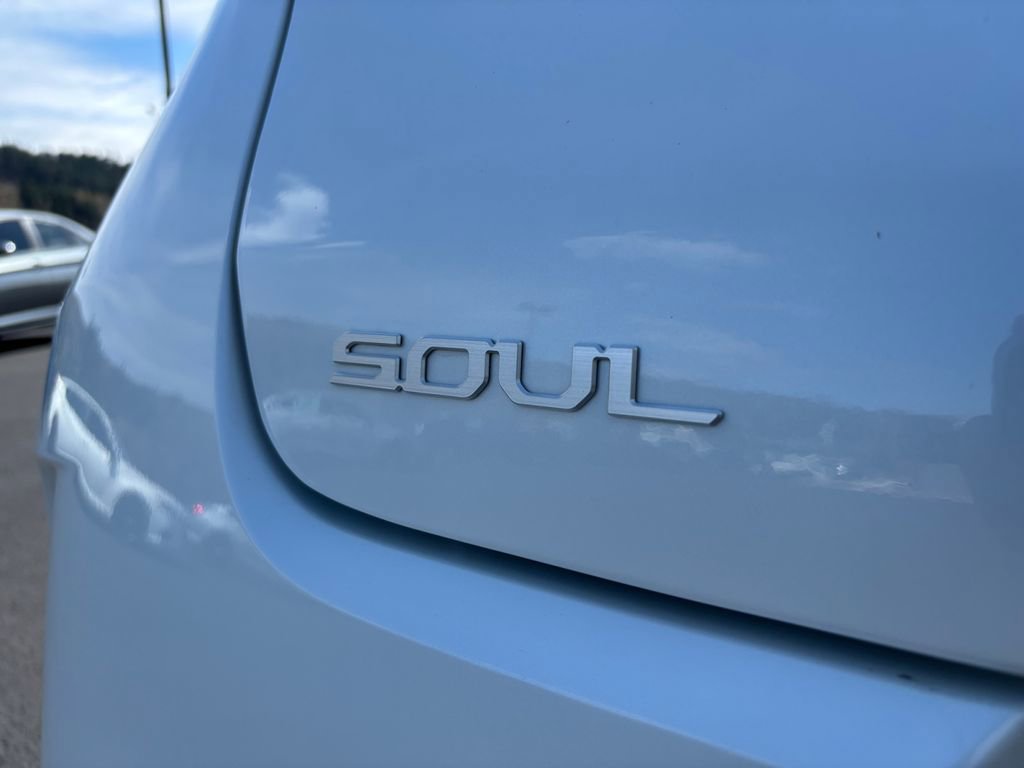 Used 2025 Kia Soul LX FWD image 31