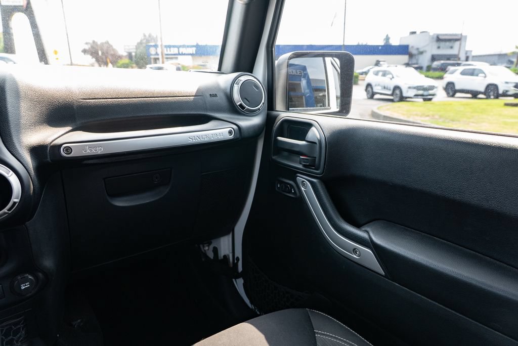 Used 2016 Jeep Wrangler Unlimited Rubicon w/ Connectivity Group AWD/4WD image 11