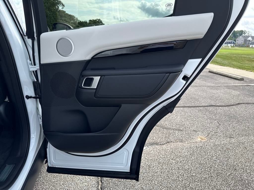 New 2025 Land Rover Discovery S image 17