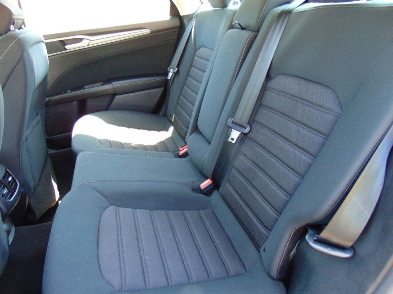 Used 2020 Ford Fusion SE FWD image 9