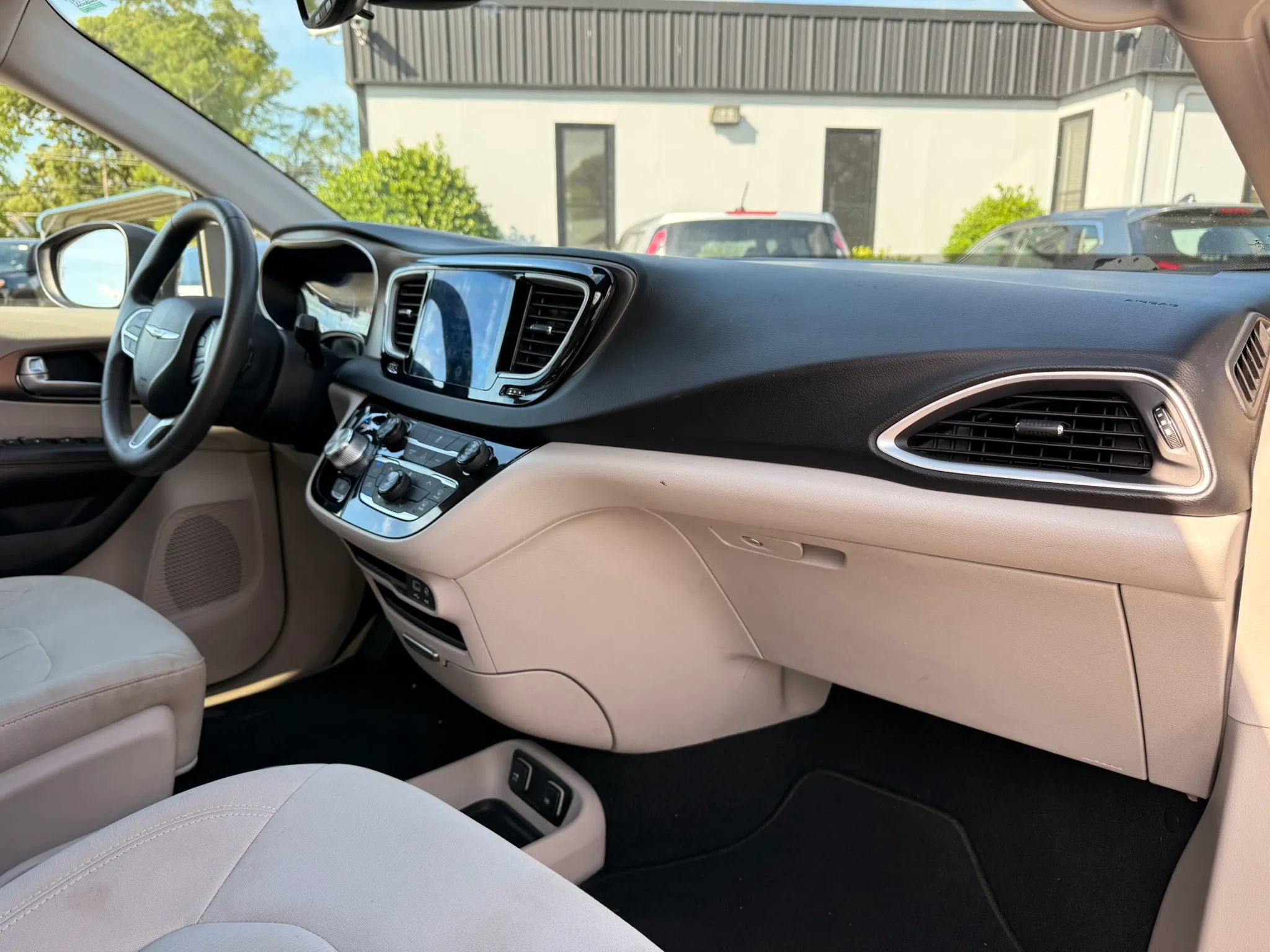 Used 2017 Chrysler Pacifica Touring FWD image 26