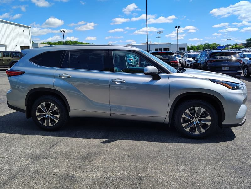 Used 2022 Toyota Highlander XLE AWD/4WD image 3