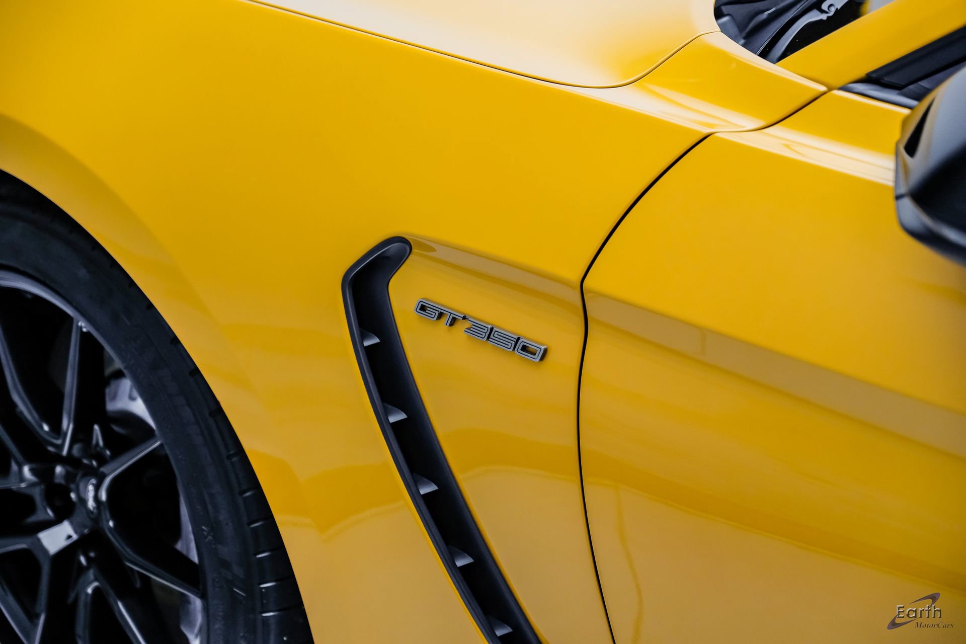 Used 2019 Ford Mustang Shelby GT350 w/ Technology Package RWD image 30