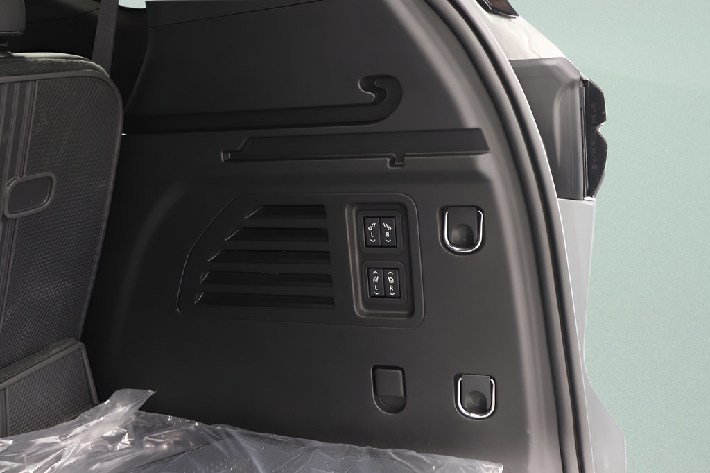 New 2027 Chevrolet Traverse RS w/ LPO, Floor Liner Package AWD/4WD image 30