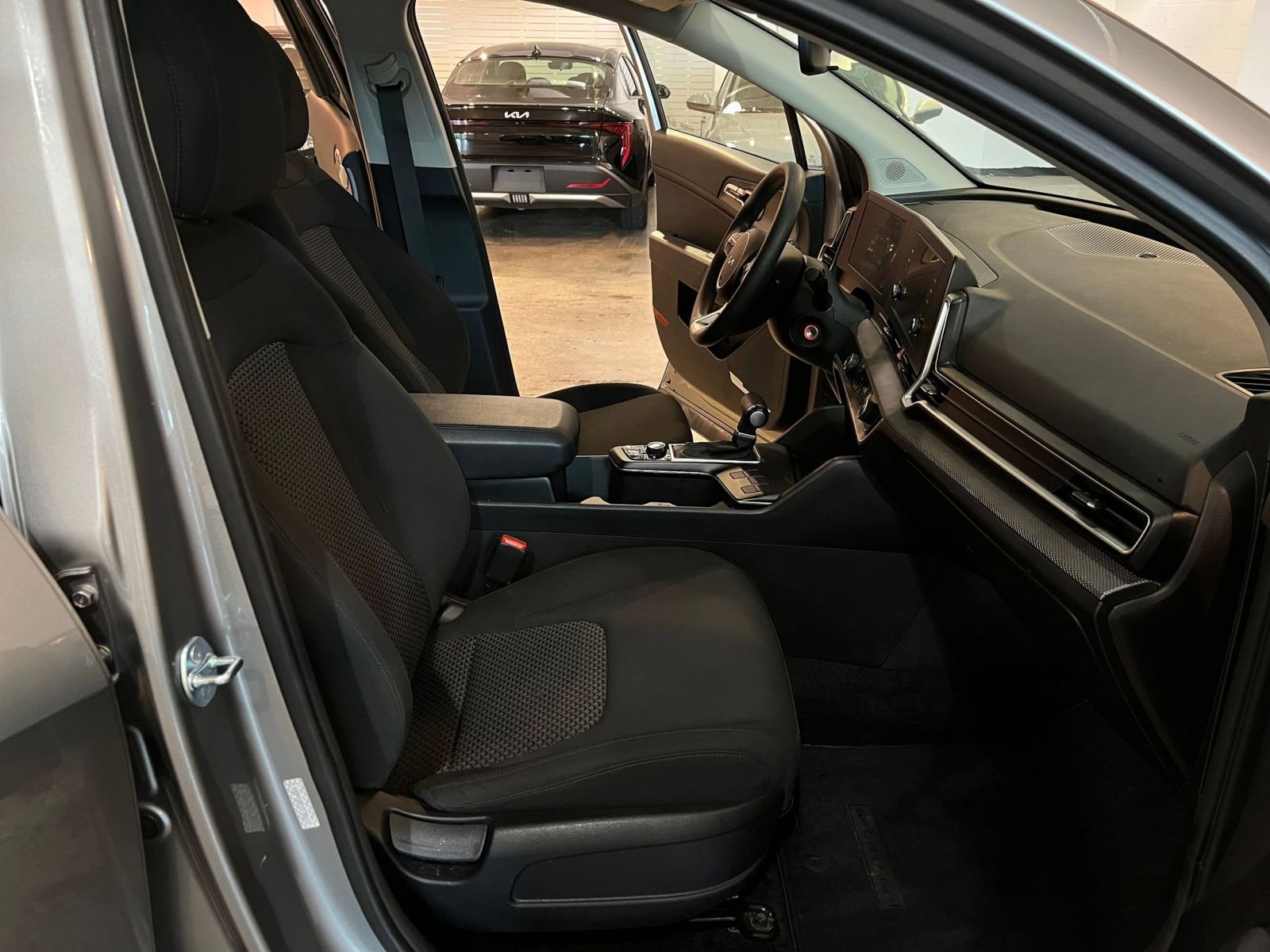 Used 2025 Kia Sportage LX FWD image 36