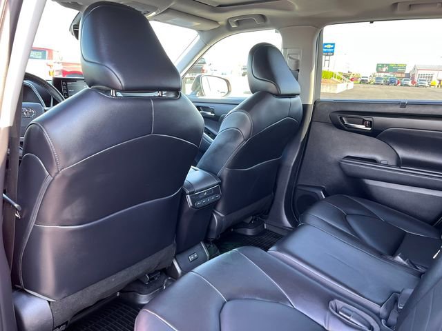 Used 2022 Toyota Highlander XLE AWD/4WD image 31