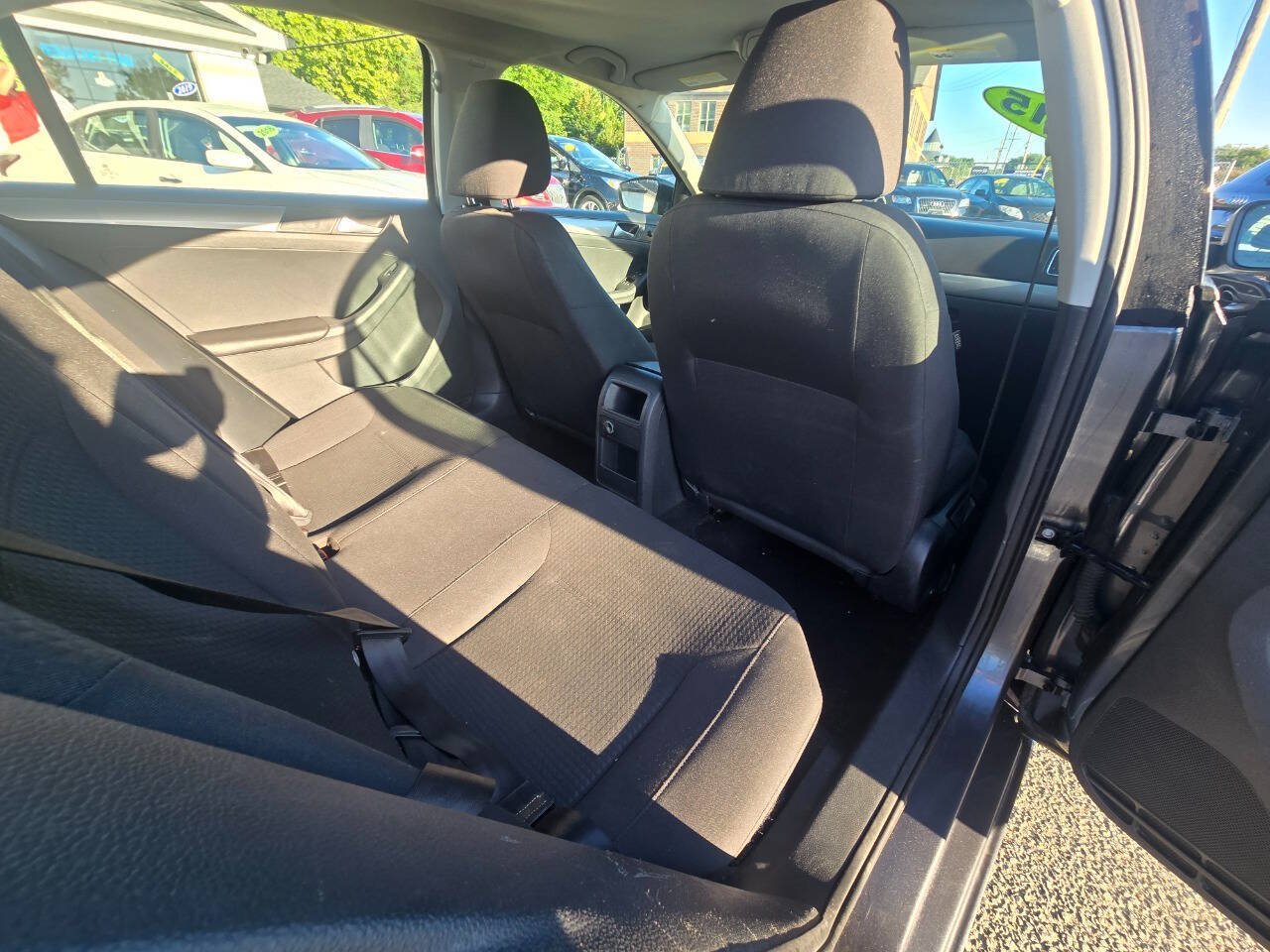 Used 2015 Volkswagen Jetta SE FWD image 32
