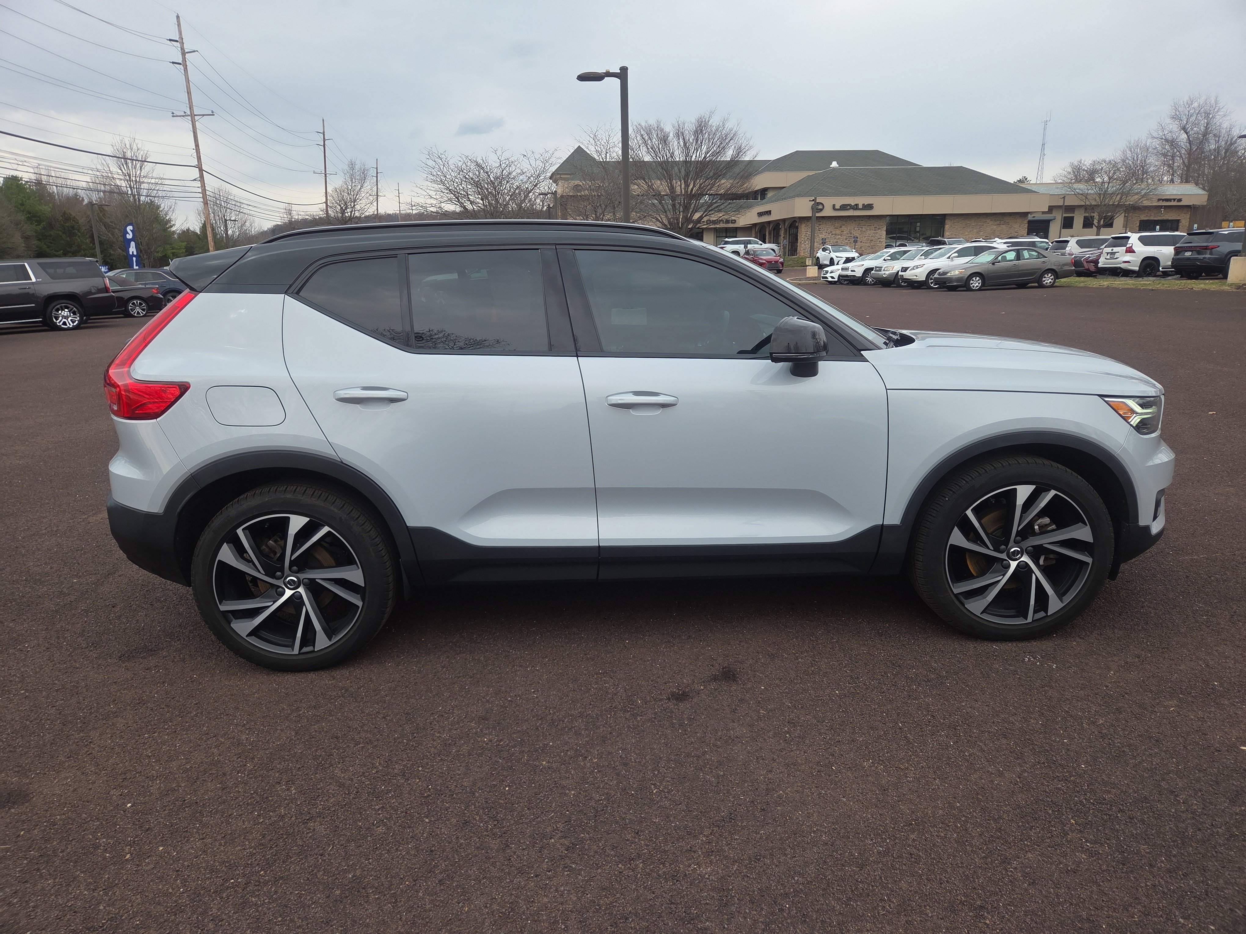 Used 2021 Volvo XC40 T5 R-Design w/ Climate Package image 2