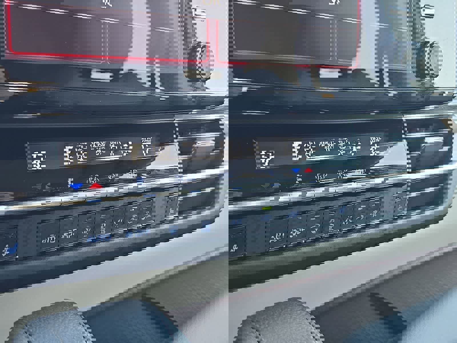 Used 2024 Toyota Sienna XLE image 24