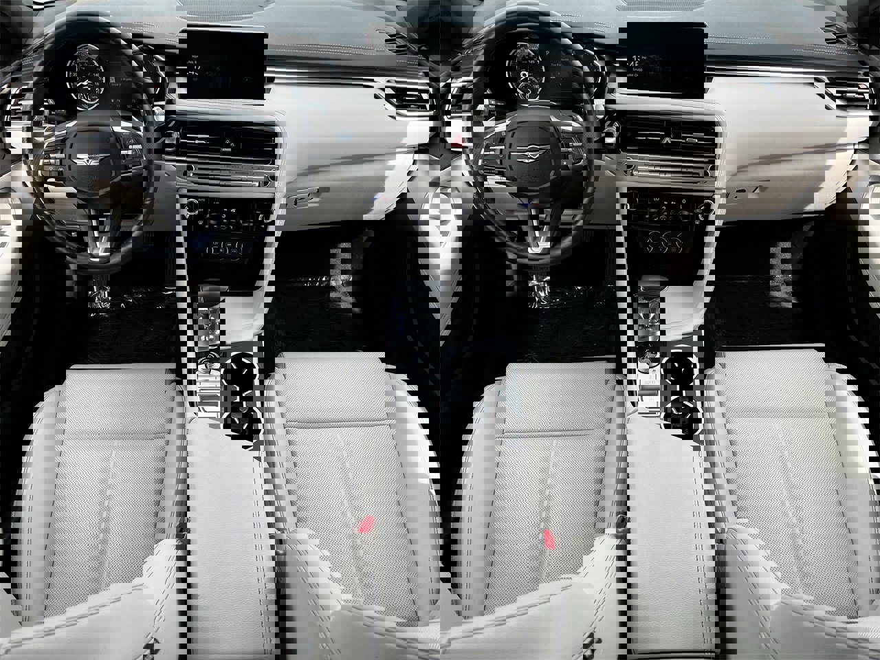 Used 2025 Genesis G70 2.5T image 9