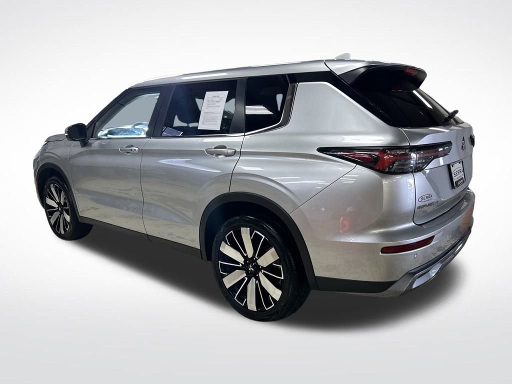 Used 2025 Mitsubishi Outlander SE AWD/4WD image 3