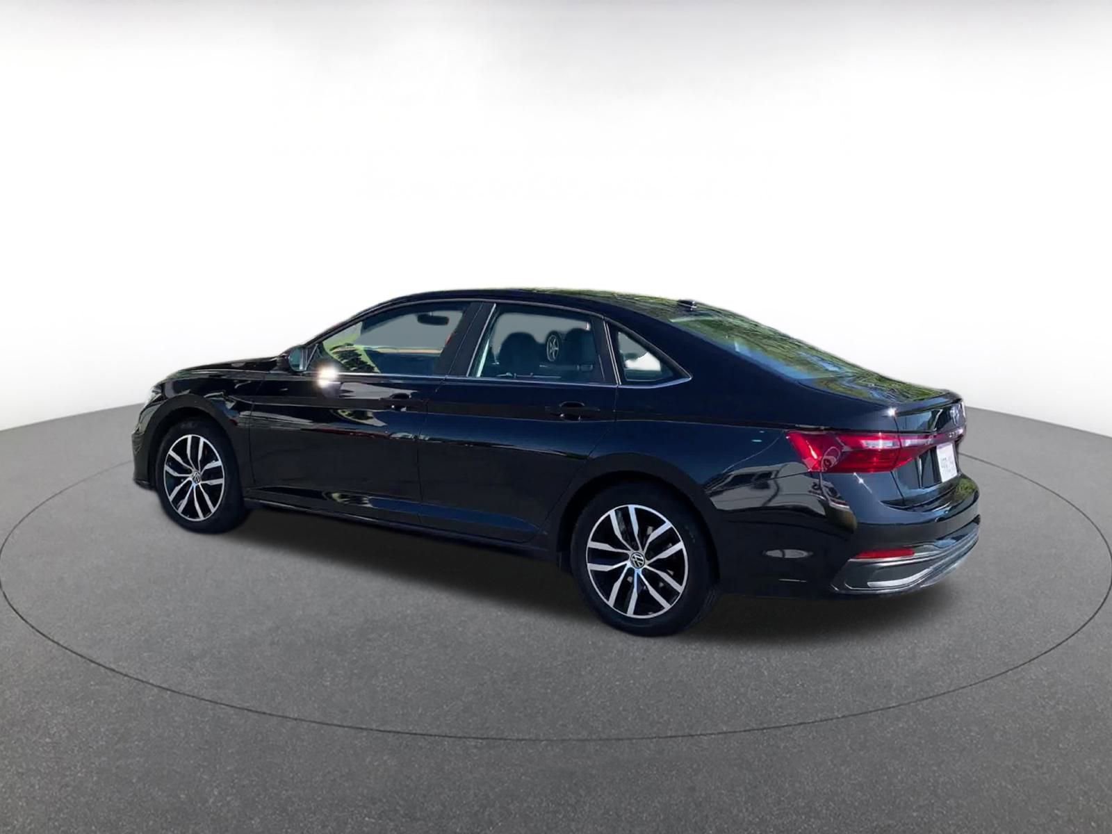 Used 2025 Volkswagen Jetta SE image 10