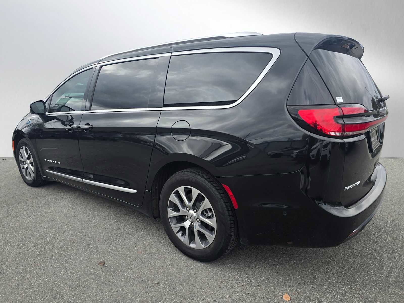 Used 2023 Chrysler Pacifica Pinnacle image 3