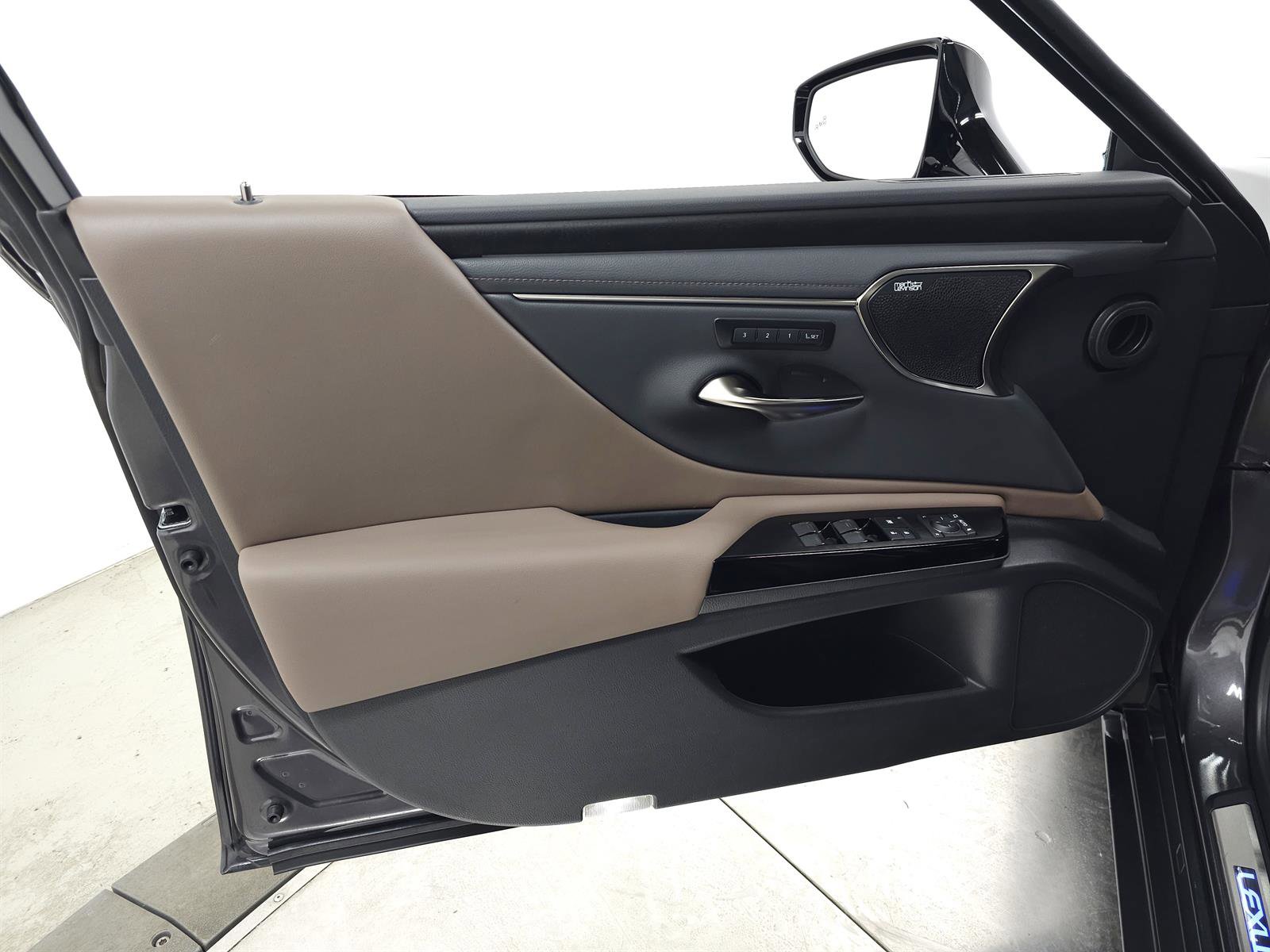 Used 2025 Lexus ES 300h Ultra Luxury image 16