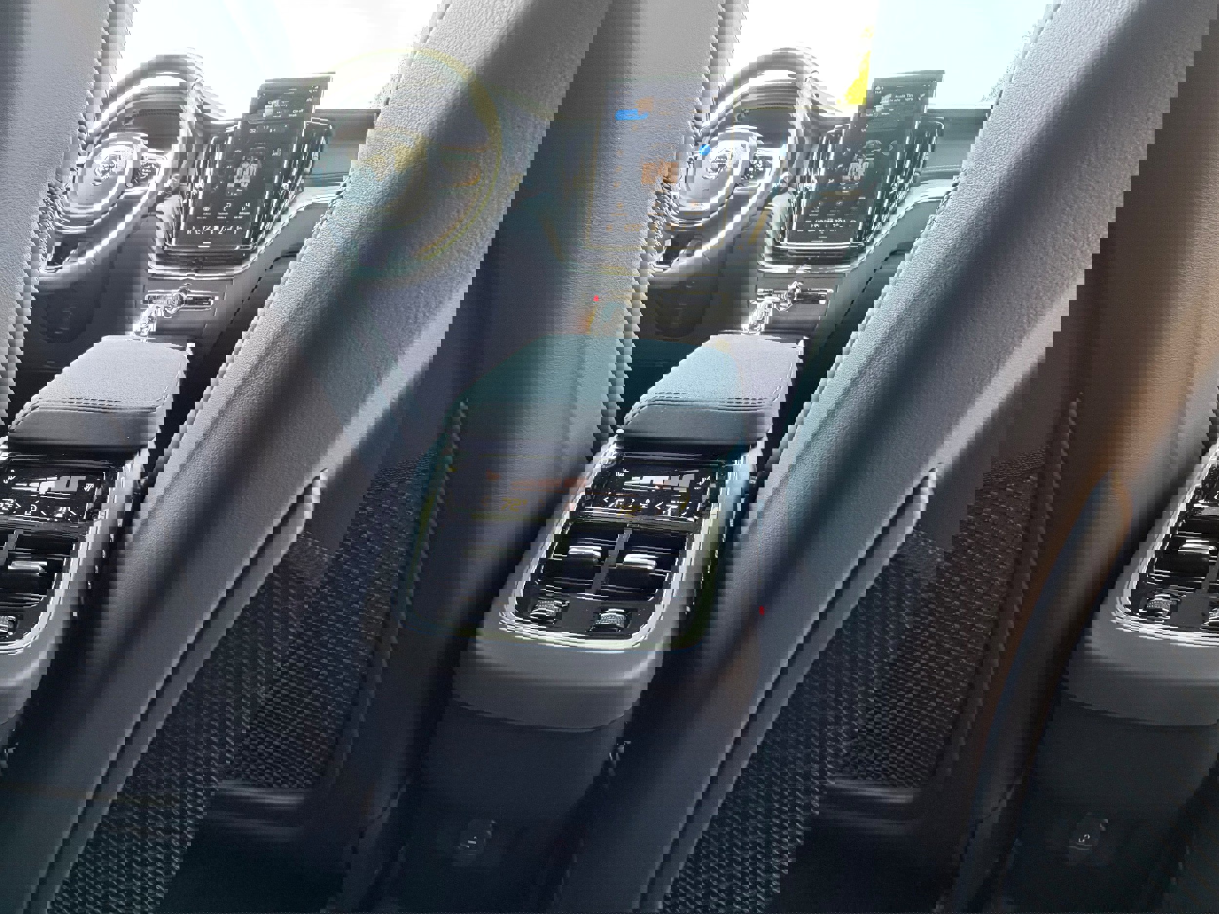 New 2026 Volvo XC60 B5 Ultra w/ Protection Package Premier image 11