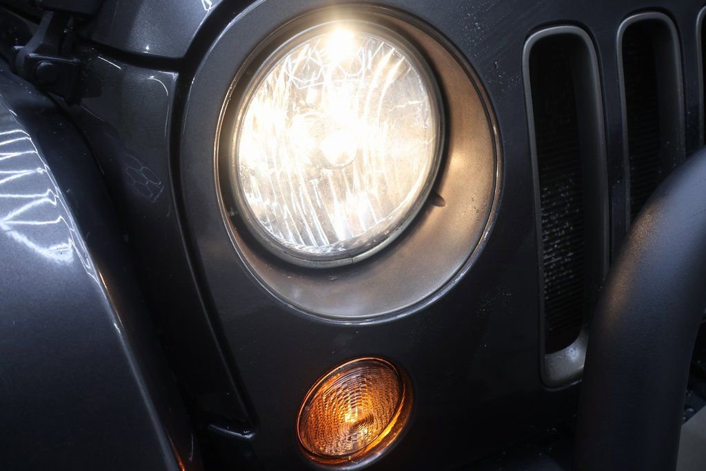 Used 2016 Jeep Wrangler Sahara image 21