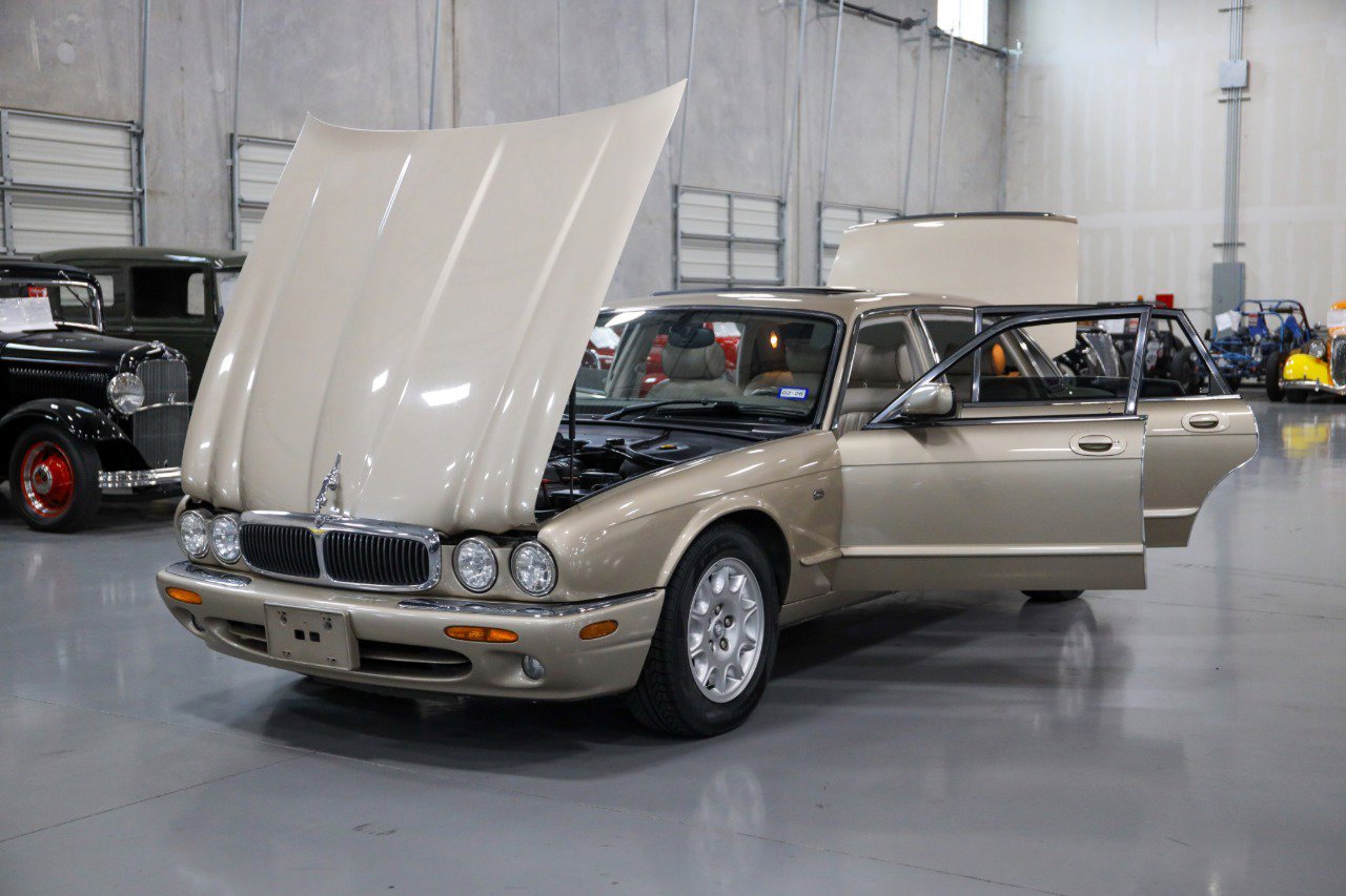 Used 2001 Jaguar XJ8 image 10