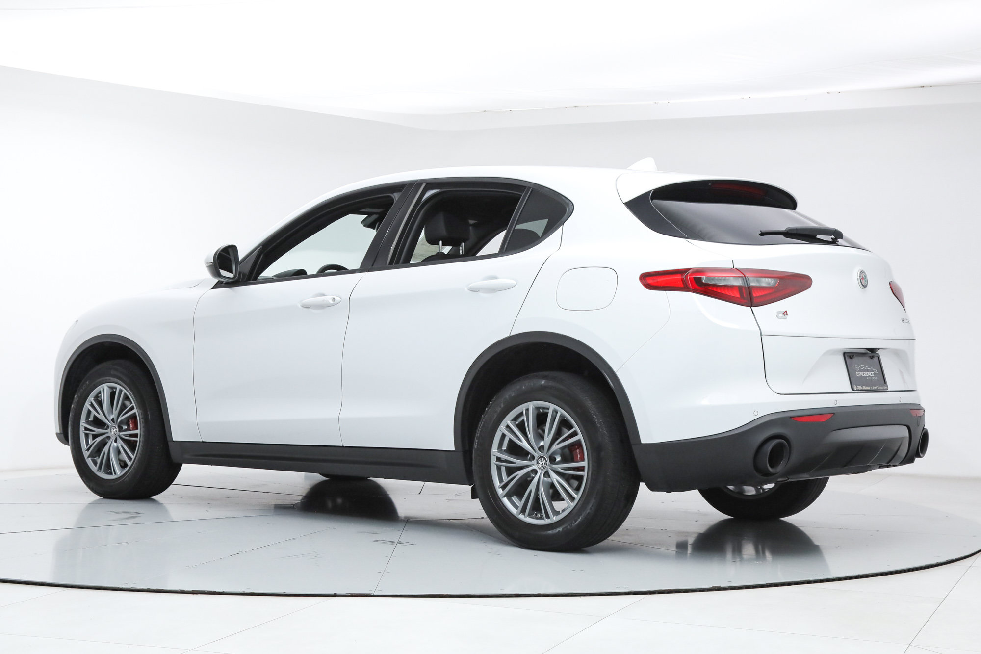 Used 2023 Alfa Romeo Stelvio Sprint AWD/4WD image 3