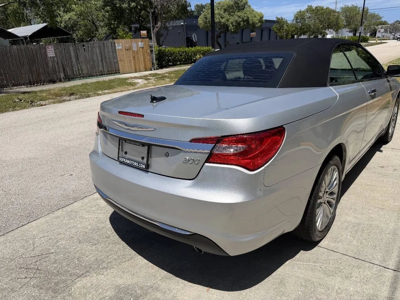 Used 2011 Chrysler 200 Limited FWD image 9