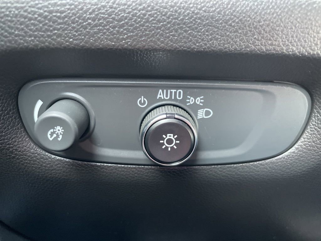 Used 2023 Chevrolet Traverse LT w/ Rear Camera Mirror Package image 26