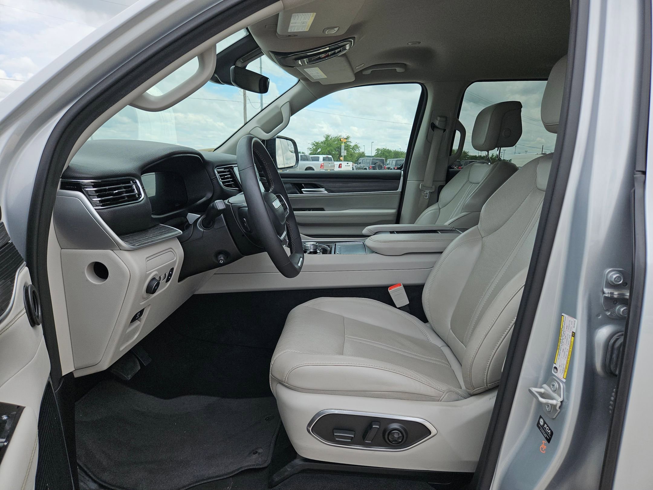 Used 2024 Jeep Wagoneer Series II w/ Flexible Seating Group RWD image 9