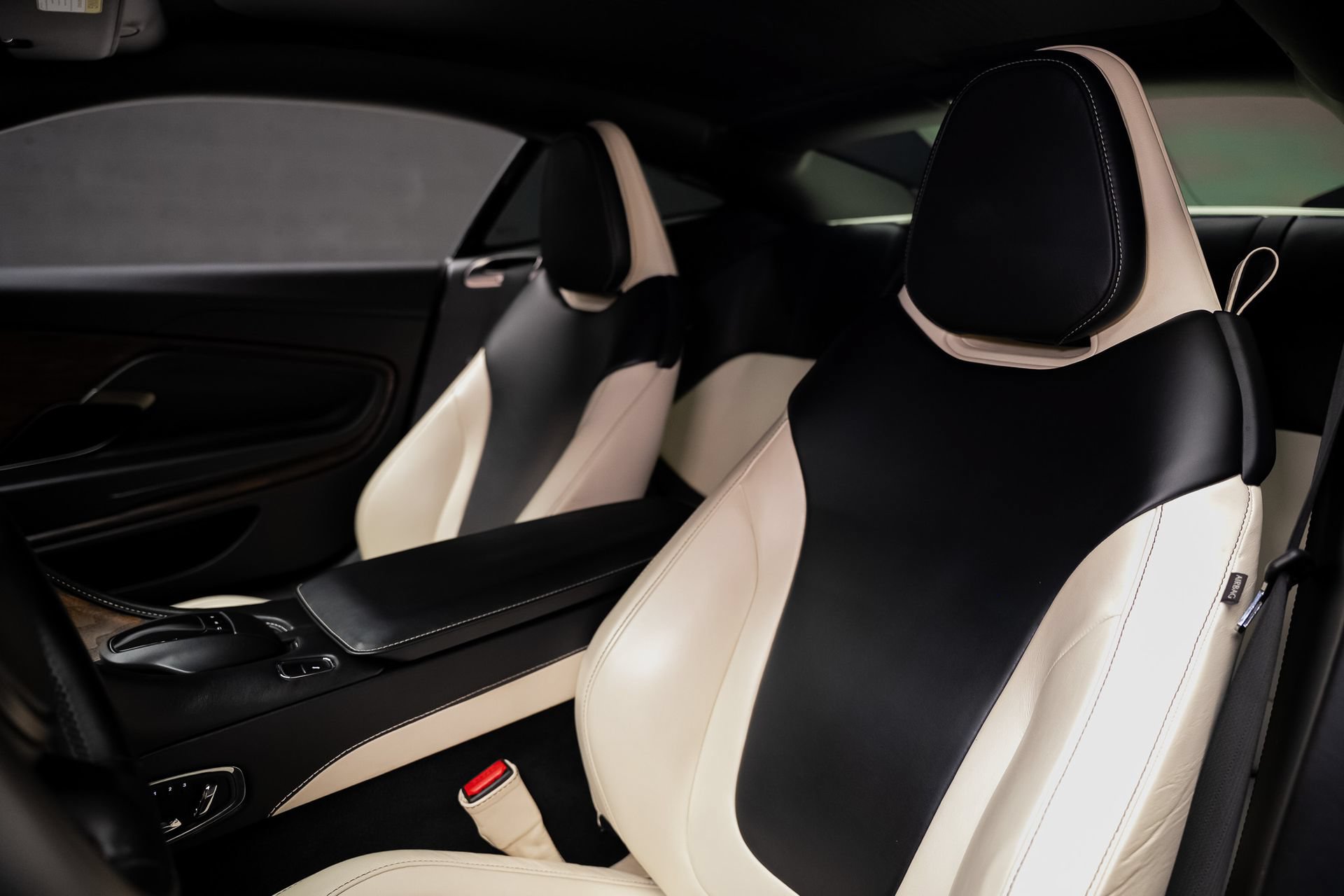 Used 2018 Aston Martin DB11 V12 RWD image 57