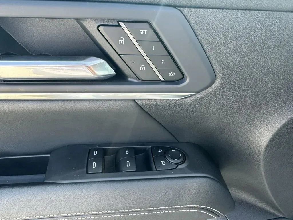 Used 2023 Chrysler Pacifica Touring-L image 12