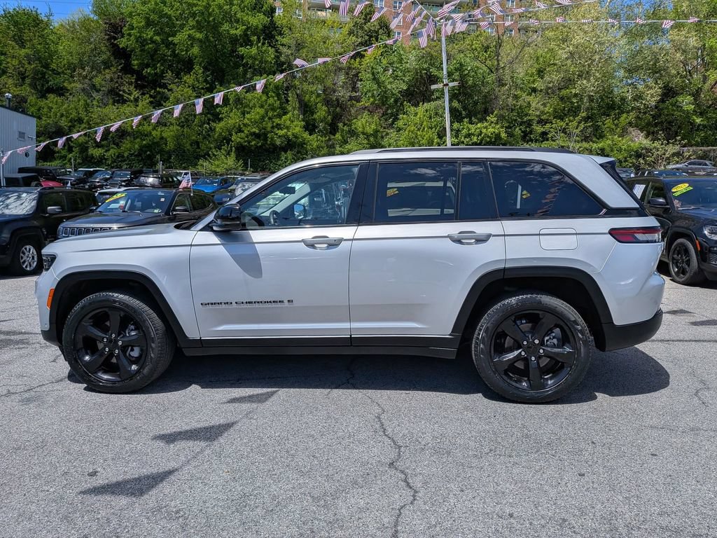 Used 2023 Jeep Grand Cherokee Limited w/ Luxury Tech Group II AWD/4WD image 11