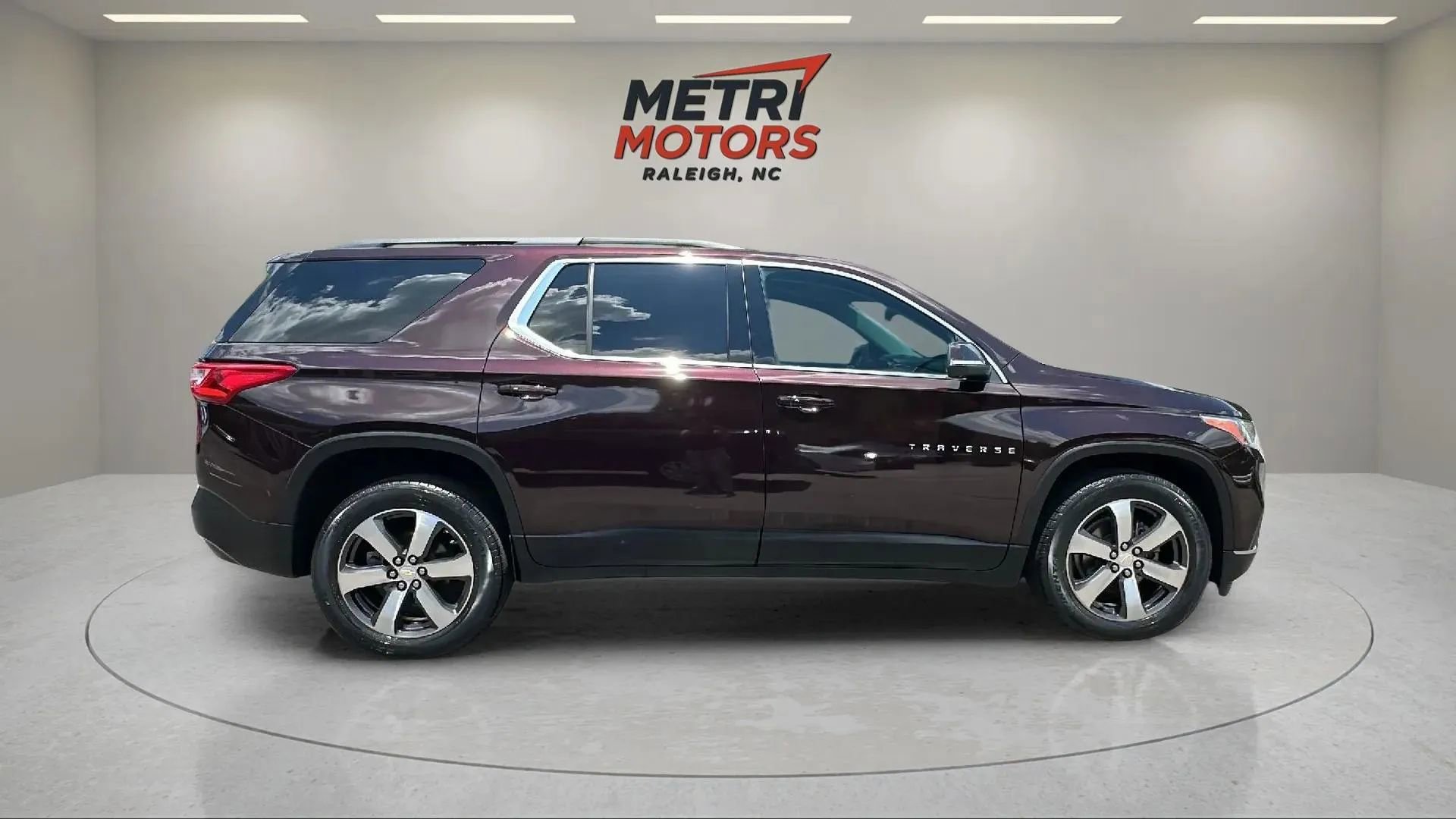 Used 2021 Chevrolet Traverse LT w/ LT Premium Package image 4