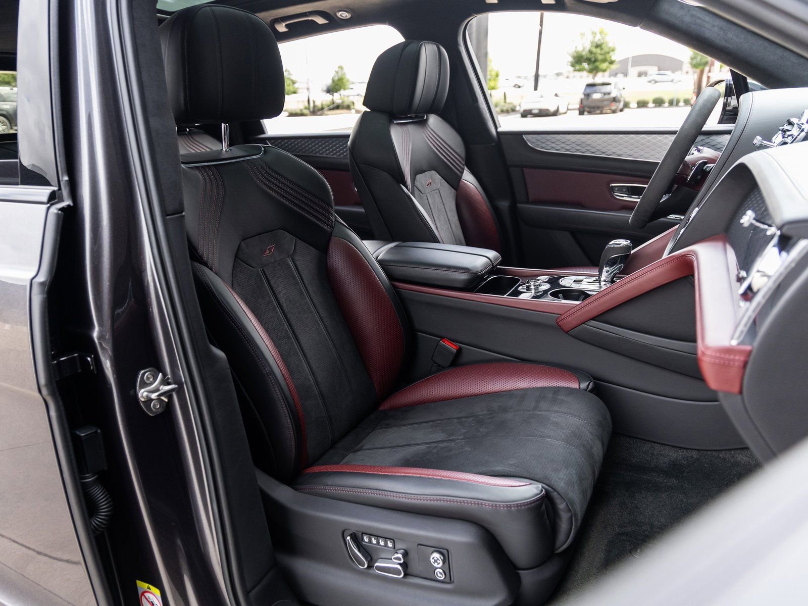 Used 2022 Bentley Bentayga image 49