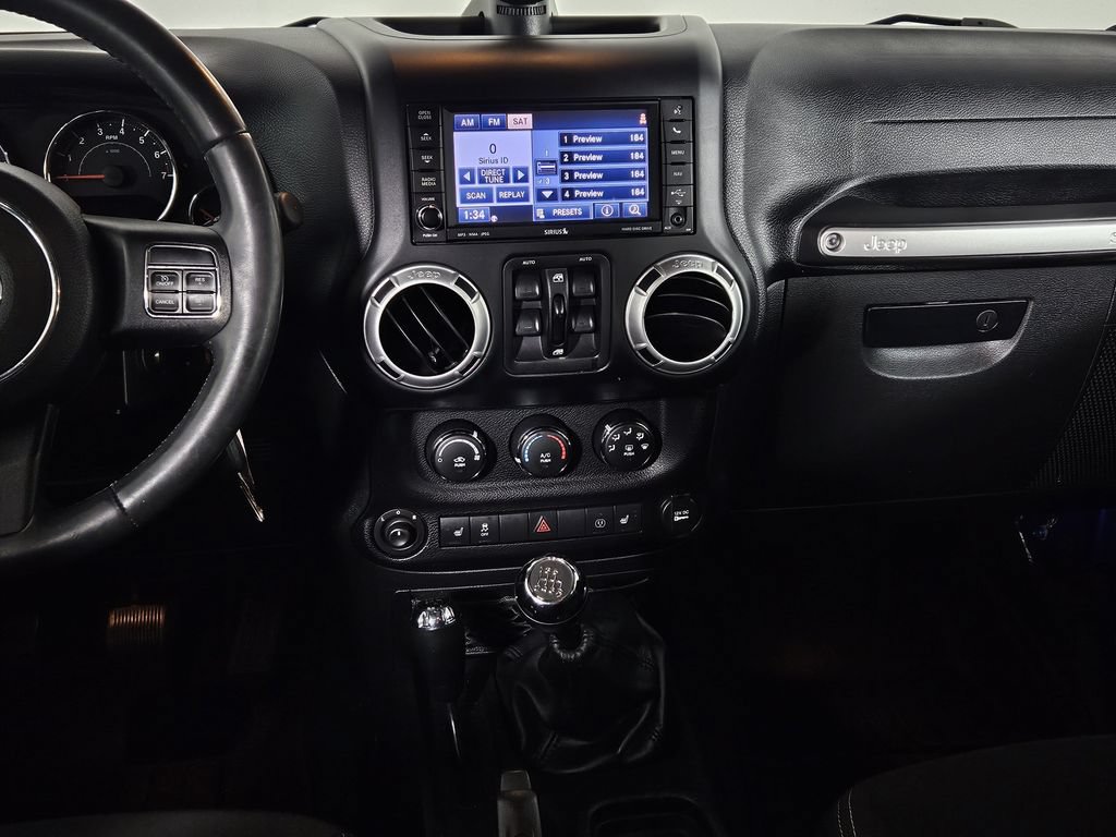 Used 2015 Jeep Wrangler Unlimited Sahara w/ Dual Top Group AWD/4WD image 9