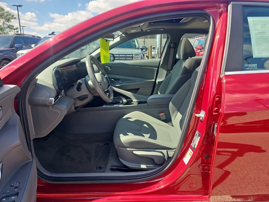 Certified 2025 Hyundai Elantra SEL FWD image 9