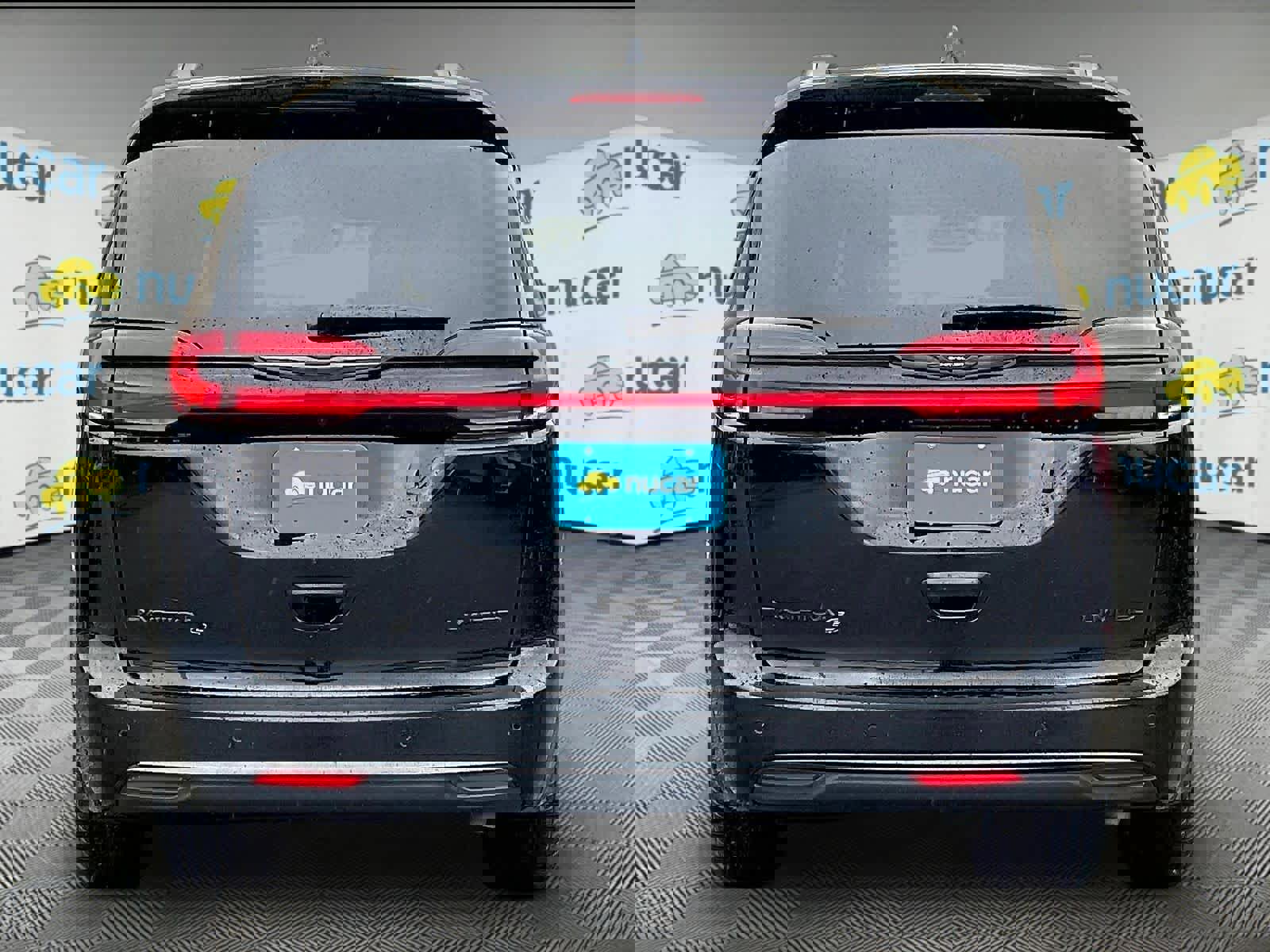 Used 2025 Chrysler Pacifica Limited image 5