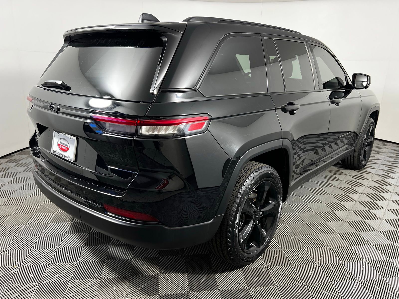 Used 2023 Jeep Grand Cherokee Altitude image 5