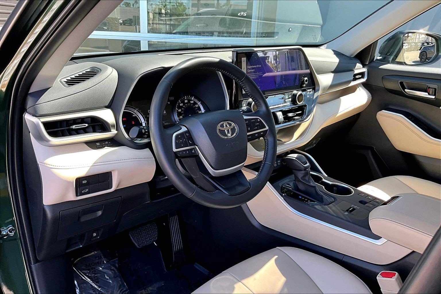 Used 2025 Toyota Highlander XLE AWD/4WD image 14