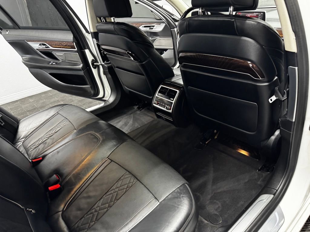 Used 2021 BMW 750i xDrive image 51